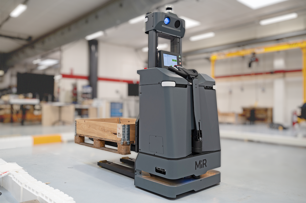 Robotul MiR1200 Pallet Jack va fi disponibil pentru testare în România 