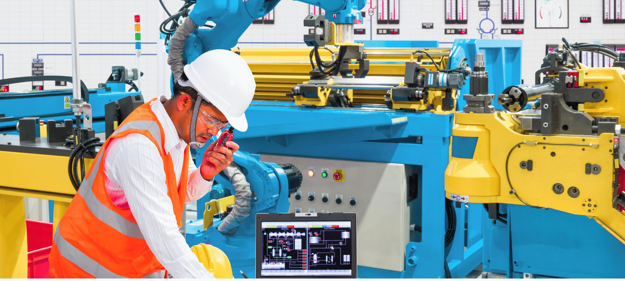 Software pentru planificarea producției: cum reduc fabricile timpii morți și cresc productivitatea cu 20–40%