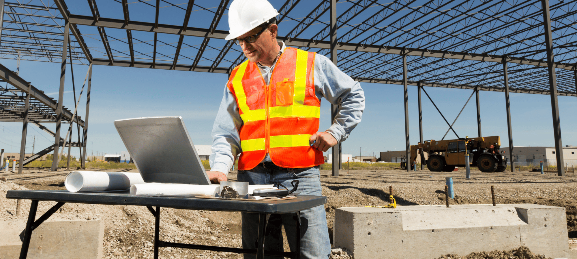 Care sunt costurile de achiziție și implementare ale aplicațiilor software de bază în construcții?