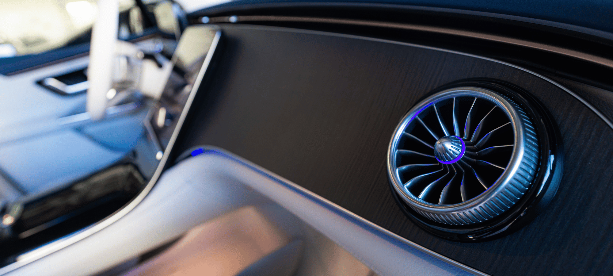 Cum scalează Mercedes-Benz automatizarea cu AI: de la proiecte pilot la workflow-uri create de angajați?